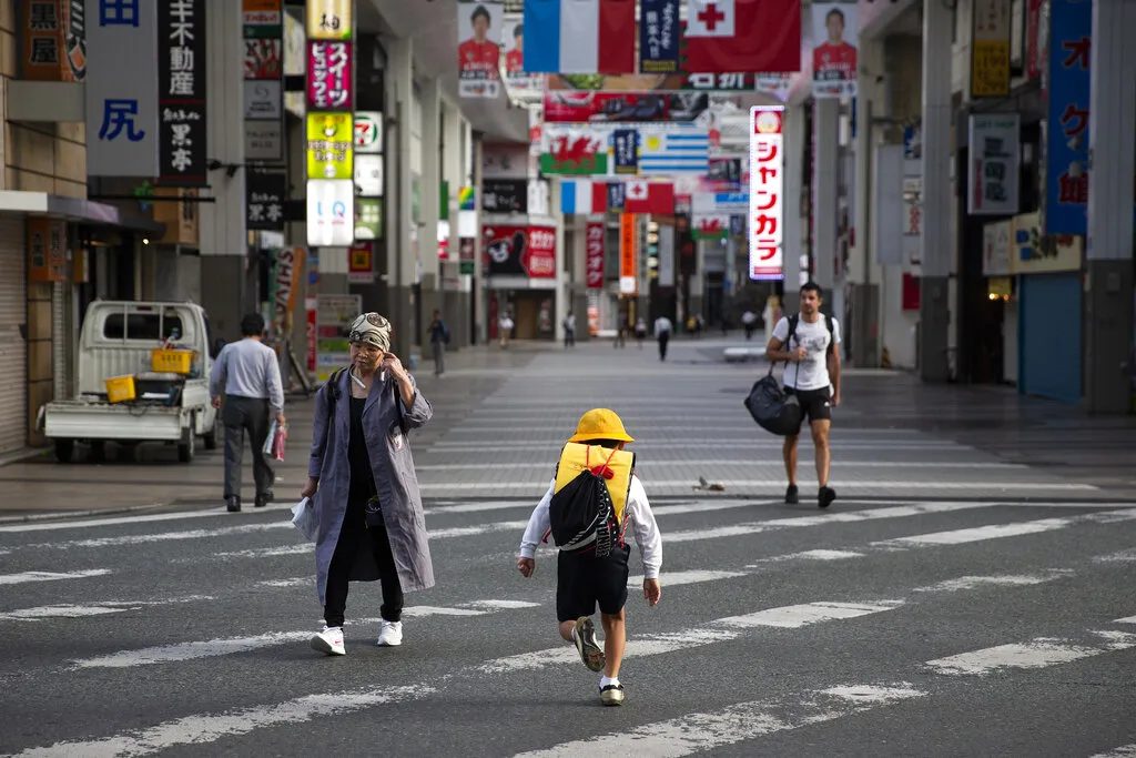 日本少子化危机看见希望?睽违11年出生人数首次成长,但年轻女性还是「不敢生」 1 日本街景、日本學童、日本兒童。(美聯社)