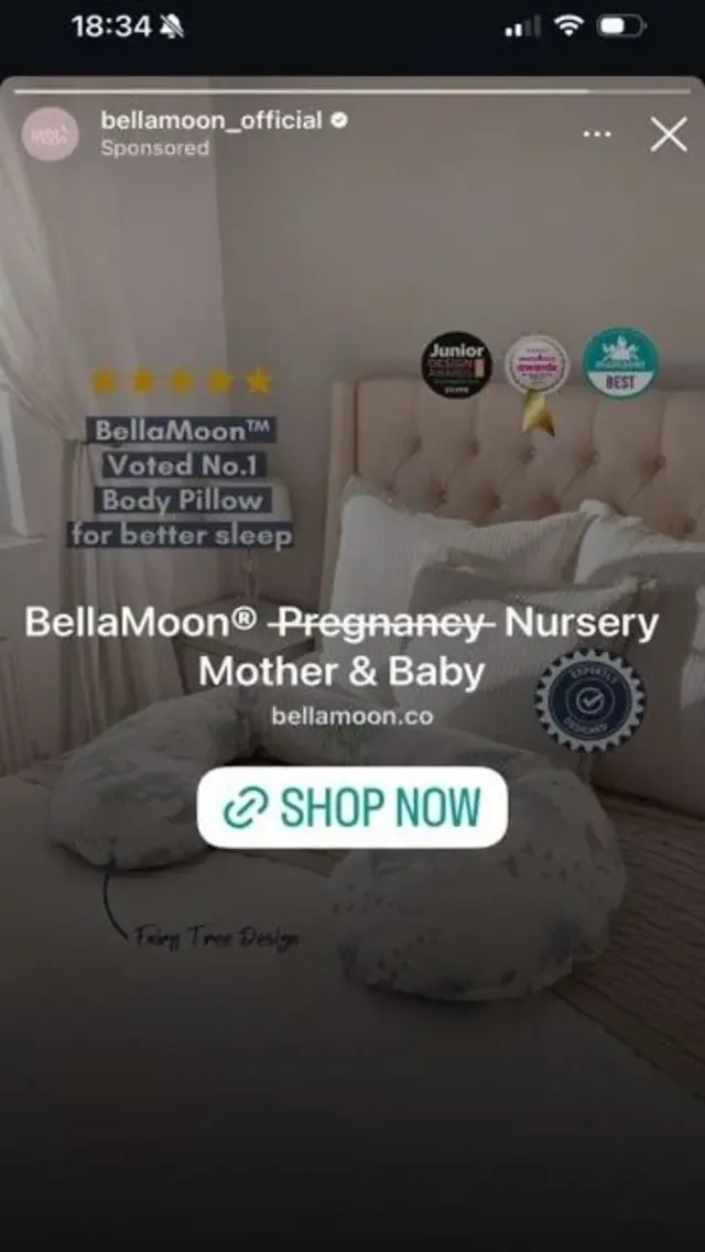 Instagram上的一则广告截图，显示床上放着一个抱枕，上面写着“Bella Moon 孕妇托儿所 母婴用品”，其中“怀孕”一词被划掉了。