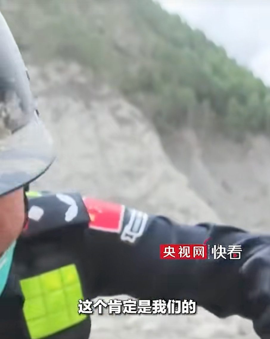 西藏泥石流|瘀泥中现警用背心 警察认领时声沙:这肯定是我们的 3 警察沈默片刻看這件警用背心,聲音沙啞著說道,「這個肯定是我們的」。