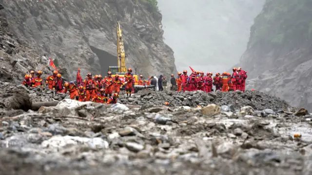 西藏吉隆口岸抢险现场，在距国门约两公里处，抢险救援工作进行中（中新社图片29/8/2026）