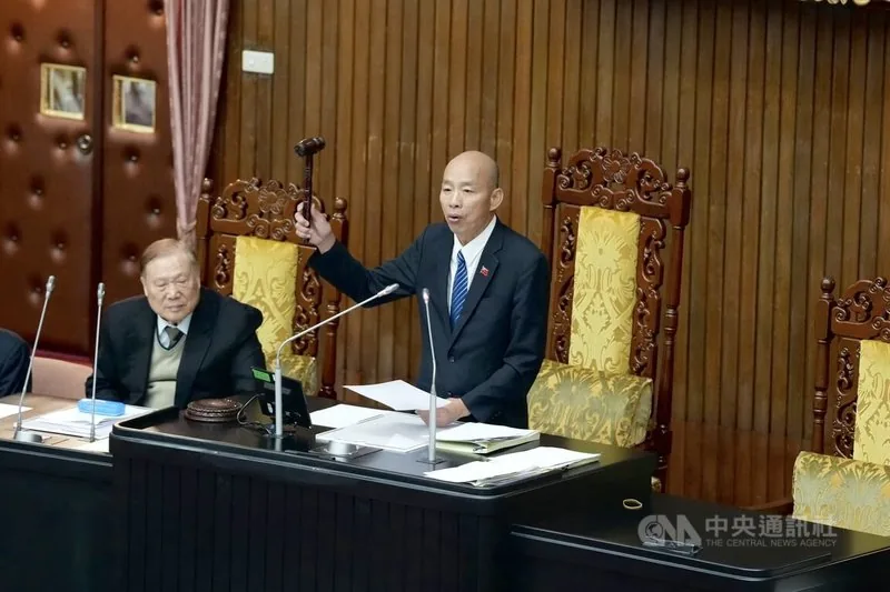 立法院三读修法后的议场现场