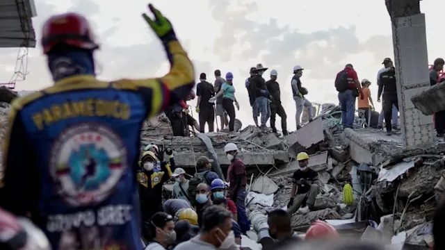 哥伦比亚强震估计至少250人死亡 1 W 12