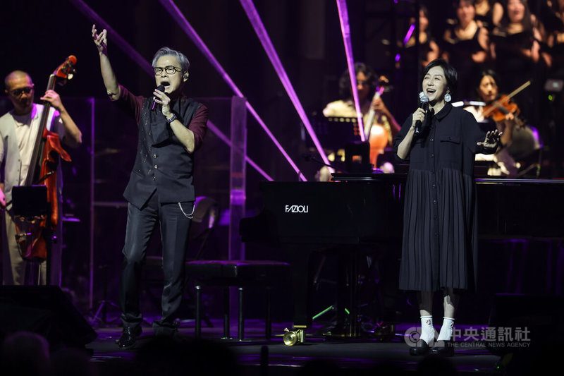 罗大佑72岁开唱自嘲半条命 直言明年机会难得 3 華語流行音樂教父羅大佑(前左)15日在台北流行音樂中心開唱,改編「台灣歌謠之父」鄧雨賢多首經典歌曲,特別請來音樂人黃韻玲(前右)及合唱團一同合唱「望春風」。中央社記者裴禛攝 115年8月15日