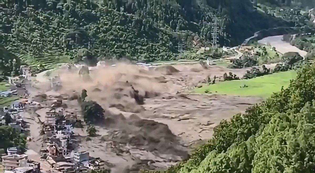 尼泊尔泥石流逾800死亡 时间轴曝光 3个月前曾向中国求预警资讯 4 尼泊爾與中國西藏邊境8月26日發生造成大量傷亡的泥石流,在尼泊爾一側,多條村莊遭沖毀,房屋受破壞,影片顯示事發時洪水快速湧向村莊,把當地村莊淹沒。(X@ratanji)