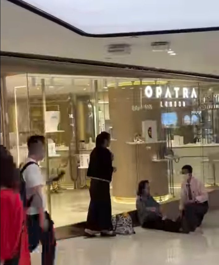 早前網上流傳一段影片，有一名婦人坐在地上，哭訴位於沙田新城市廣場的美容店Opatra London不良銷售，收取了她六萬元。（Threads @jadiswong225）