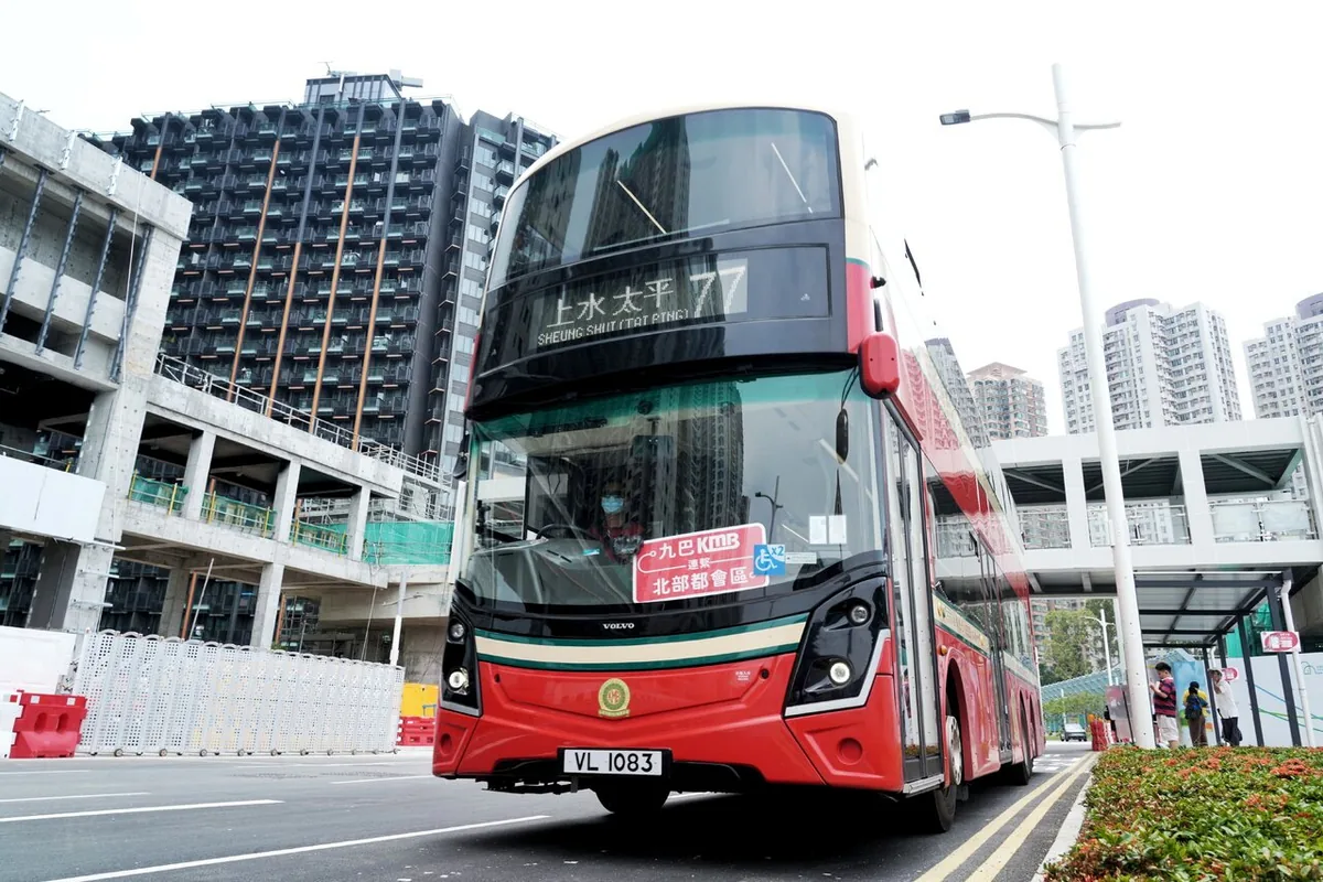 香港粉岭凤凰岭邨停靠的77号九巴(资料照片)