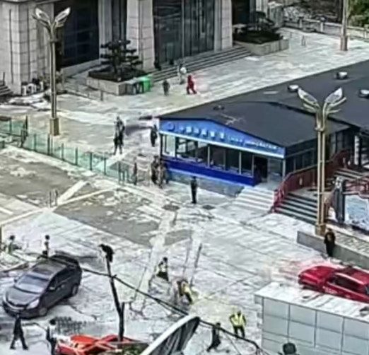 出入境邊防檢查站一名民警仍堅守崗位，不顧身後洪流，一遍遍護手呼喊，引導人群往安全地帶撤離。（影片截圖）