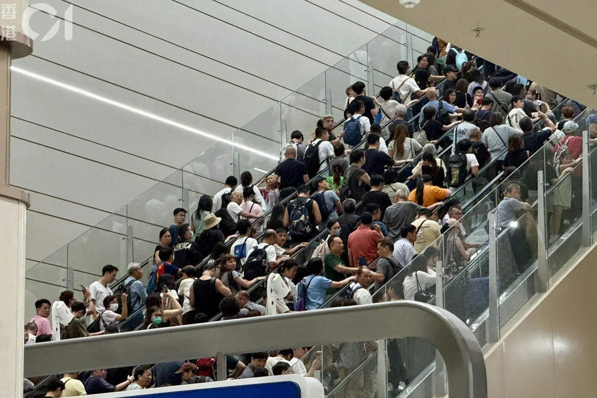 2026年10月18日，新皇崗口岸啟用後首個周末，大批市民及旅客離境北上，口岸一度實施人流管制。（歐陽德浩攝）