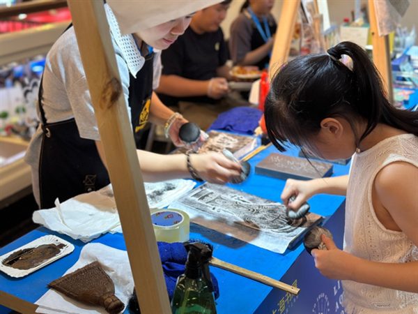 2026上海书展|边界在消融,书展正走向辽阔处 7 e9345536620a2f47052eb768a77d397e47b133cb0b4bf9351fa448e5c64029a0 article