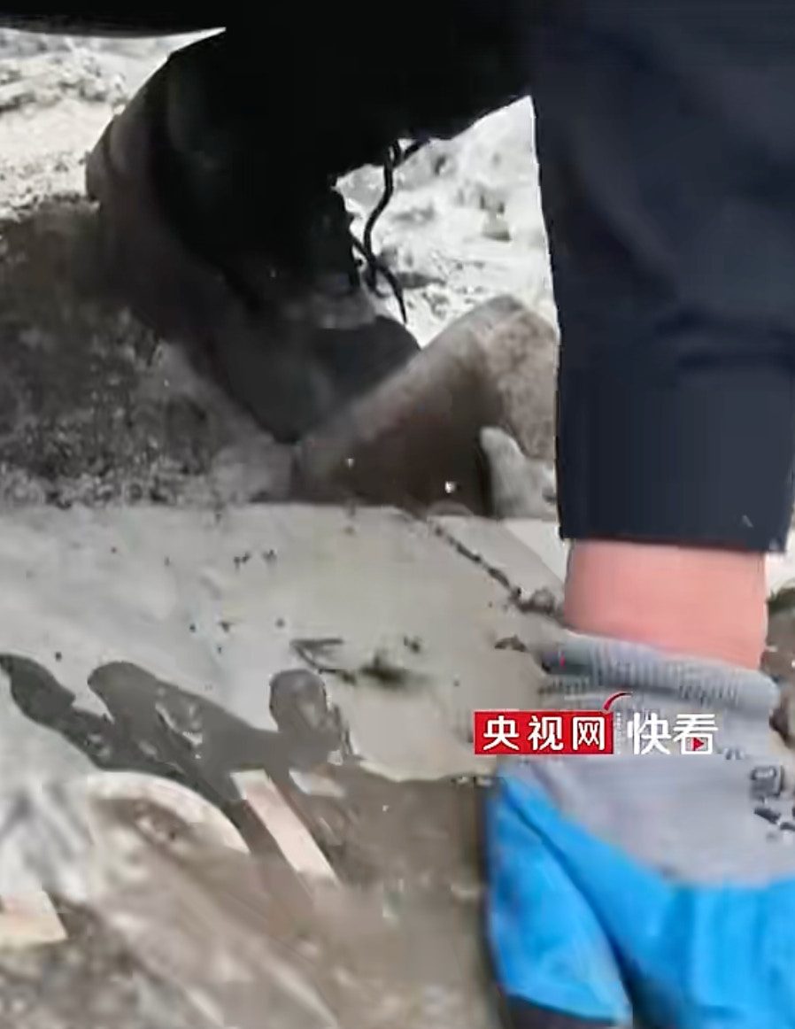 西藏泥石流|瘀泥中现警用背心 警察认领时声沙:这肯定是我们的 6 隨後警察沈默地用清水緩緩沖刷著昔日戰友的背心,直到「警察」兩字露出。