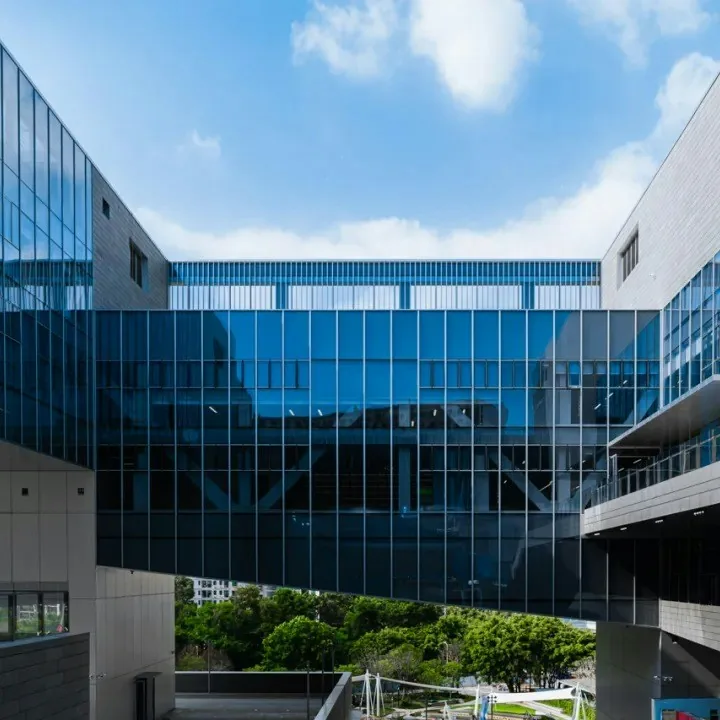 深圳文化馆新馆开业|全国最大8.33万㎡ 4大展览限时免费 7 新館以「文化之舟·雲上藝村」為設計理念,總建築面積約8.33萬平方米,地上7層、地下2層,體量約為福田燕南路老館的14倍。(深圳微時光提供)