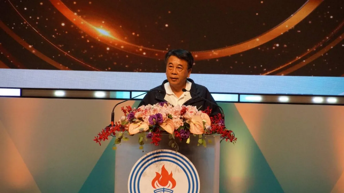 台湾石油工会理事长陈嘉麟在讲台前发言。