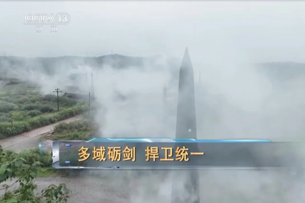 中国官方电视台播出的东风-26紧急战备演练画面（视频截图）