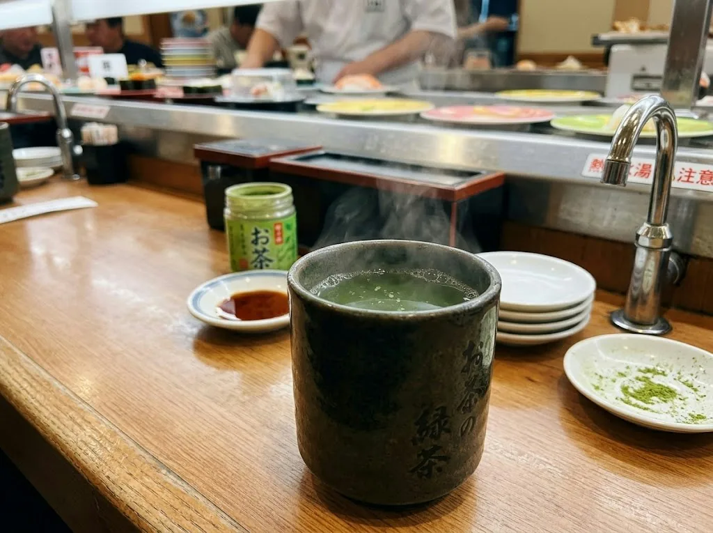 寿司店为何总提供热绿茶?解渴外还有隐藏功能 日厨师揭3赢策略 1 壽司店常見的綠茶茶粉 沖泡熱水即可飲用。(AI生成)