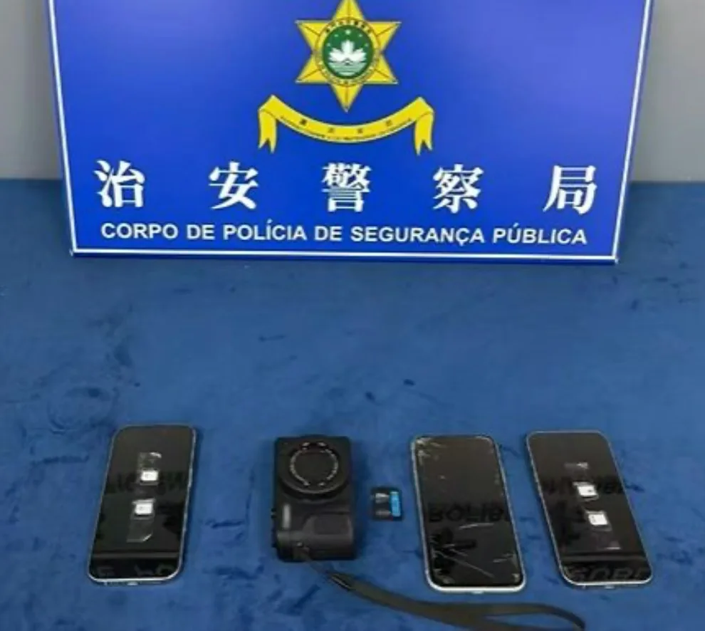 警方現場檢獲1部相機、3部手提電話等涉案證物。（廣州日報）
