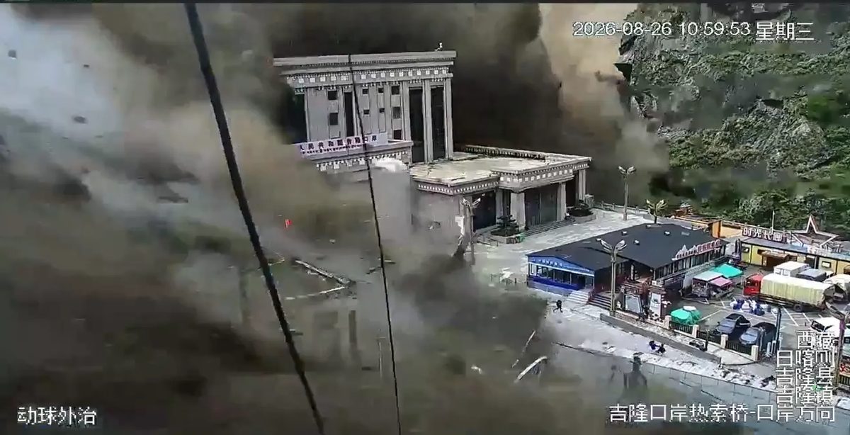 地震引发雪崩酿成毁灭洪灾!中国尼泊尔边境多处被吞没,至少18死、近400人失踪 6 中國西藏邊境地區監視鏡頭拍下的洪災瞬間畫面,龐大洪流混雜泥漿吞沒城鎮街道。(翻攝自社群影片)