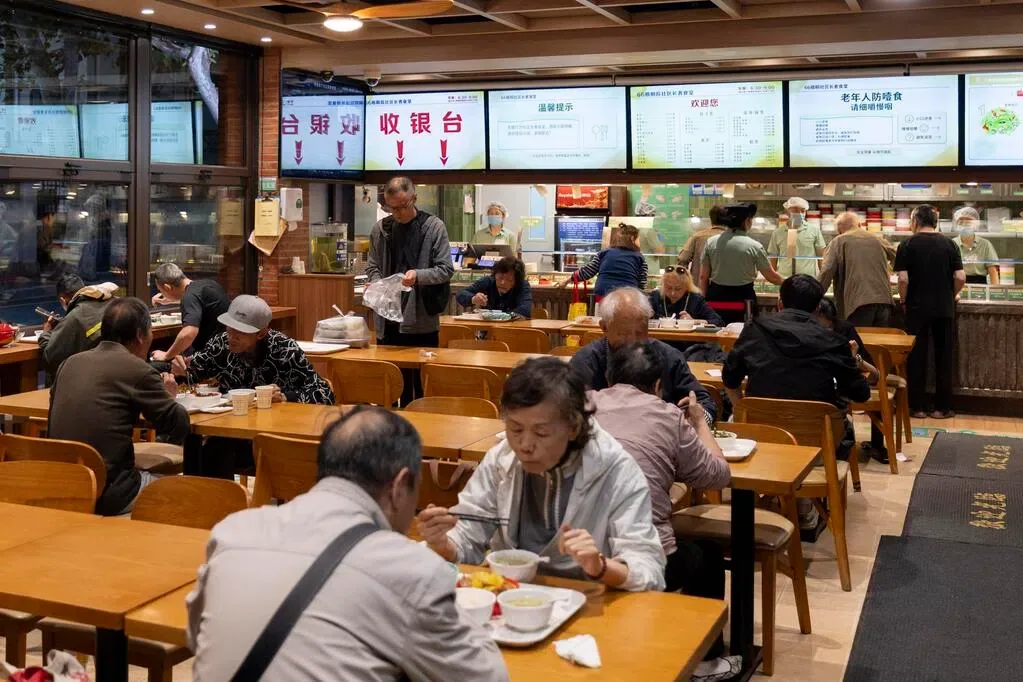 中国一家社区食堂里,老人在吃饭(资料照片)