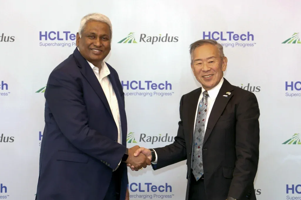 Rapidus与HCLTech负责人在合作仪式上握手