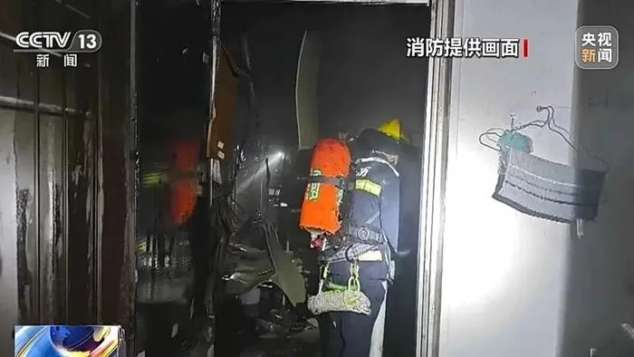 深圳張女士上傳起火視頻給消防接警員預判現場情況，消防員都趕到現場了，張女士才剛排除完一個個彈窗廣告上傳成功。（取材自央視）