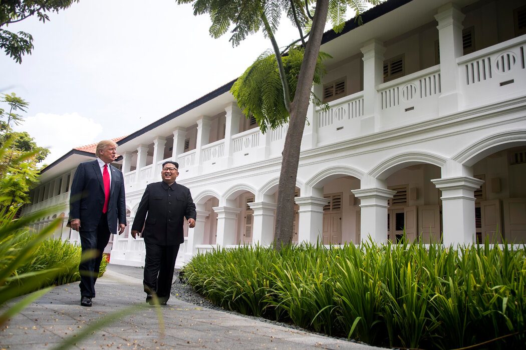 特朗普向金正恩示好,习近平或借机“卖人情”? 1 2018年,特朗普与金正恩在新加坡。特朗普对金正恩赞不绝口——他曾说,两人“坠入爱河”。