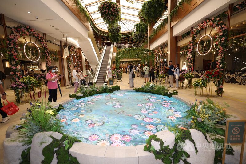 远东Garden City全区试营运 目标百亿营收挑战新竹以北王座 2 遠東SOGO旗下大巨蛋Garden City B區商場棟「莫內花園」22日展開試營運,商場規模約3萬坪,從地下2樓一路延伸至8樓,設計規劃將藝術帶進商場,盼讓消費者願意走進商場、享受空間。中央社記者張新偉攝 115年8月22日