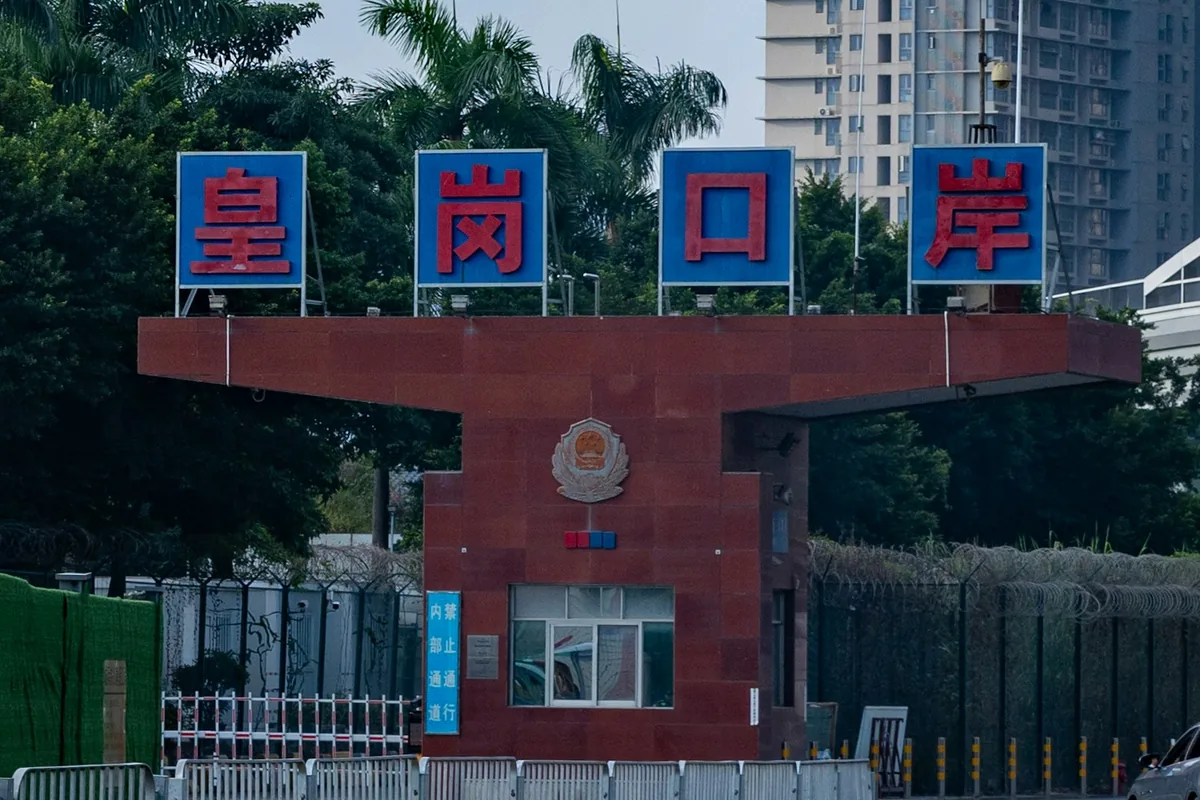 新皇岗口岸直击|港人大赞过关「快靓正」 中六生:以为系商场 5 連接香港與深圳的新皇崗口岸2026年10月12日上午6時30分正式開通,在新皇崗口岸深圳周邊,今早亦秩序良好。(湯致遠攝)