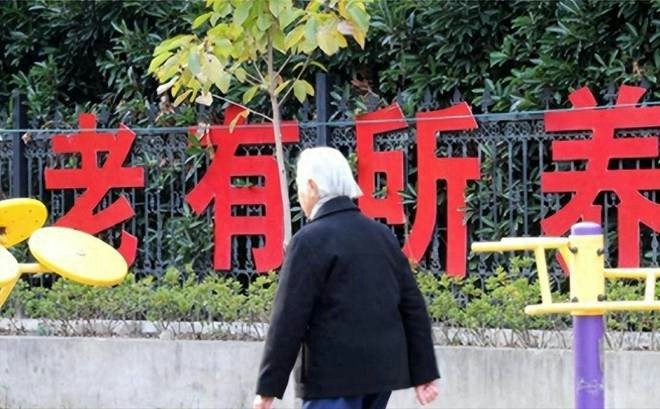 當前各地加快盤活閒置校舍，不少小學被改造成孝老愛親養老院。（第一財經）