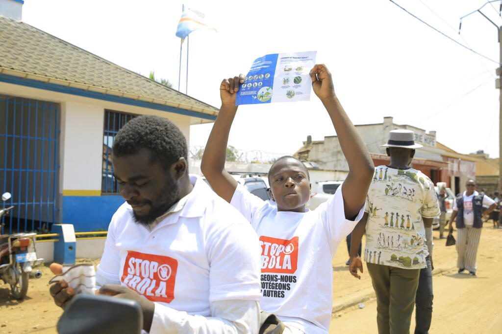 Des habitants et des professionnels de première ligne se lancent dans une campagne de sensibilisation à l'épidémie d'Ebola à Beni, dans la province du Nord-Kivu, à l'est du Congo, le 21 août 2026.