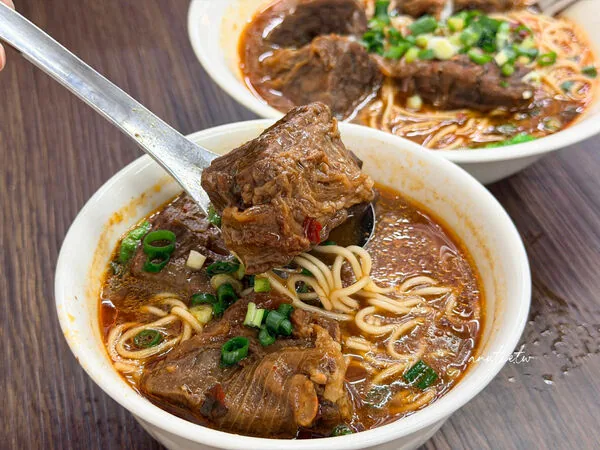 ▲▼小公園牛肉麵的大塊牛肉麵與店內環境。（圖／《水晶安蹄》授權提供）