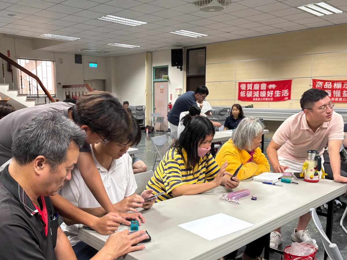參與者實際操作程式安裝、設備連線、頻道設定、訊息發送等技能。（圖 /臺南市政府研究發展考核委員會提供）