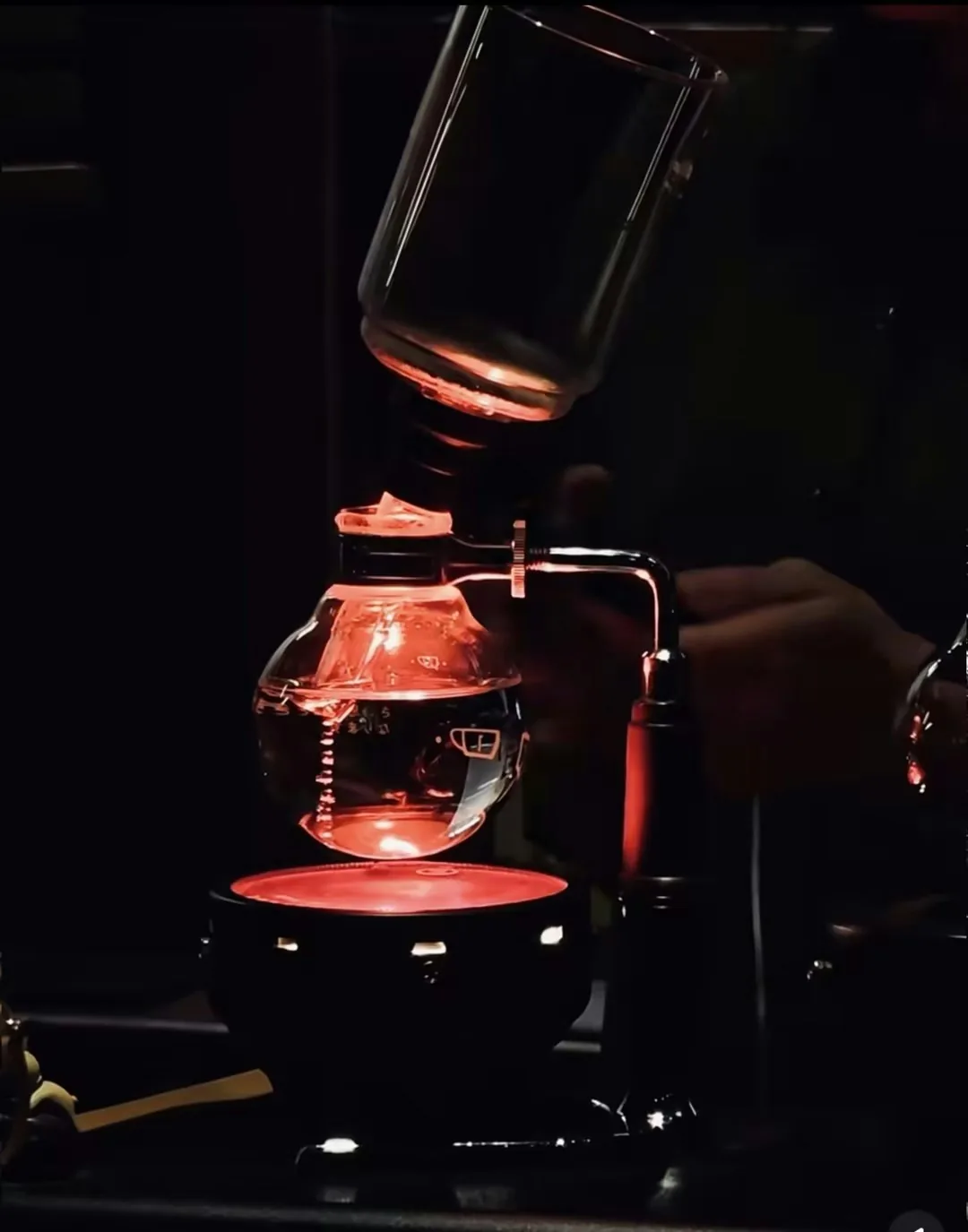 元朗Cafe推介9大|世界级虹吸咖啡+锦田日系榻榻米 1间班戟必试 1 咖啡店以虹吸壺聞名。(六子@小紅書)