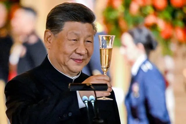 2026年9月24日，中国国家主席习近平出席国宴。美国总统特朗普与习近平同意将贸易休战延长至2027年初；尽管双方在稀土、科技管制及台湾等议题上仍存在紧张关系，但两国领导人都不愿破坏全球两大经济体之间的关系。