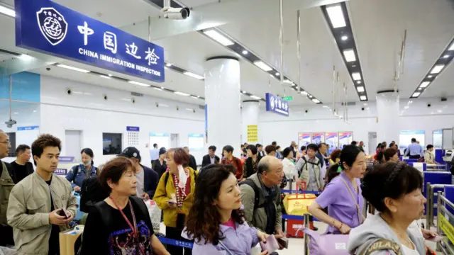 2024年，中外游客在中国连云港国际客运站的边检大厅办理查验手续。