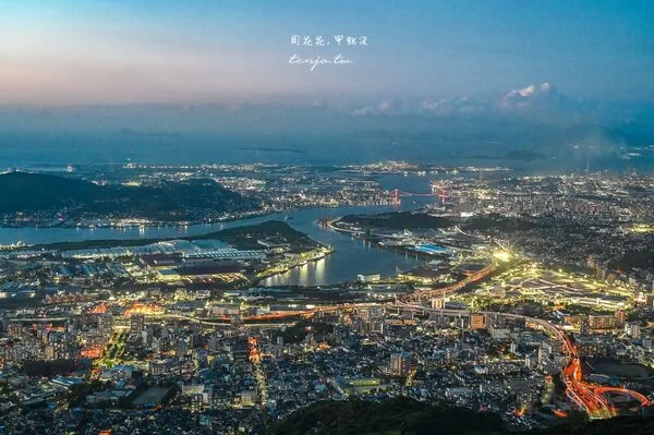 北九州皿仓山夜景攻略!免费接驳巴士、缆车票价一次看 26 ▲▼日本北九州皿倉山展望台的纜車交通、夕陽與夜景。(圖/《周花花》授權提供)