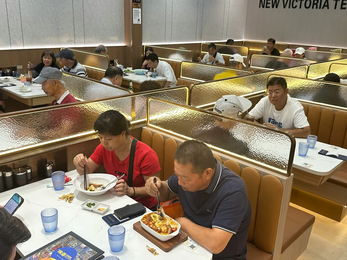 茶餐廳內不少香港旅客回來消費。（許靖雯 攝）