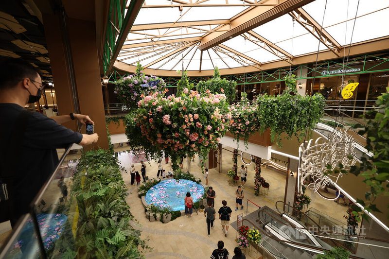 远东Garden City全区试营运 目标百亿营收挑战新竹以北王座 3 遠東SOGO旗下大巨蛋Garden City B區商場棟「莫內花園」22日展開試營運,吸引許多民眾拍照、打卡。中央社記者張新偉攝 115年8月22日