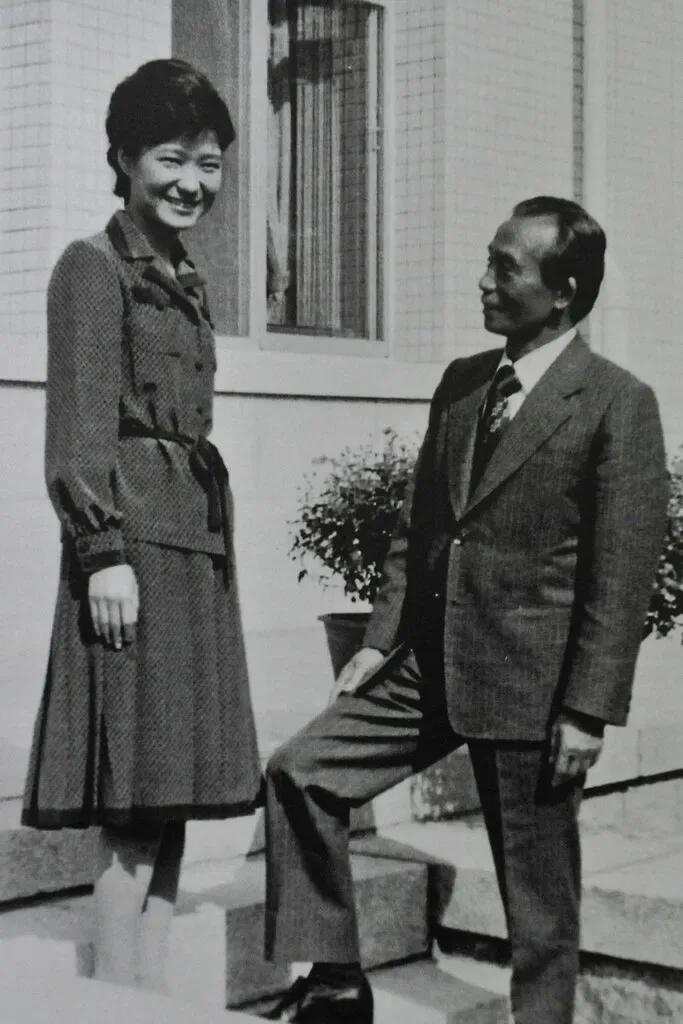 电影重审朴正熙妻子遇刺案:韩国保守派与进步派激烈交锋 5 1977年,朴槿惠(左)在首尔与父亲、实行铁腕统治的总统朴正熙交谈。她后来当选韩国总统,但因卷入丑闻遭到弹劾。