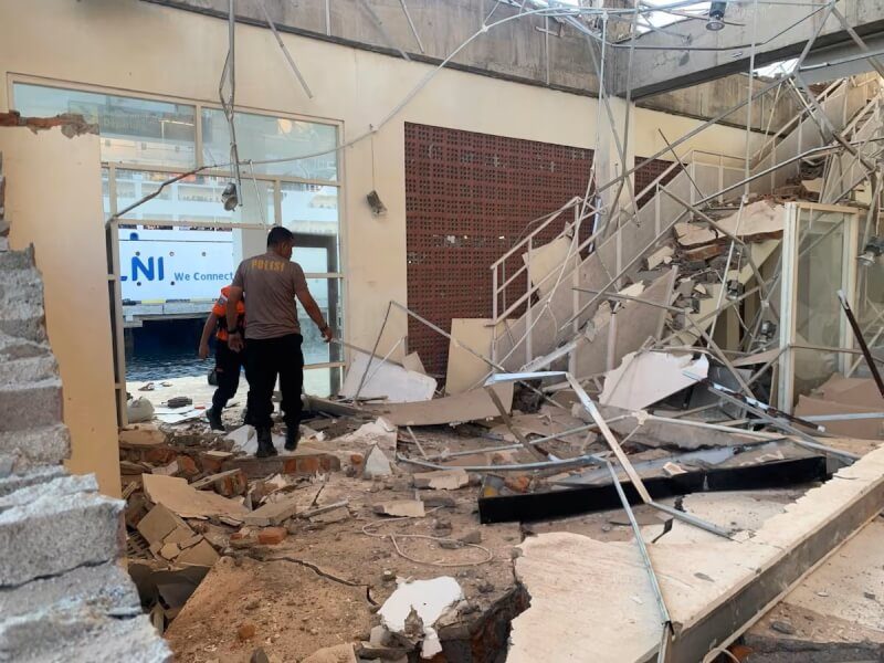 印尼救難人員15日在地震災區搜查嚴重受損的建築物。（Indonesian Search and Rescue Agency (Basarnas) / Handout via 路透社）