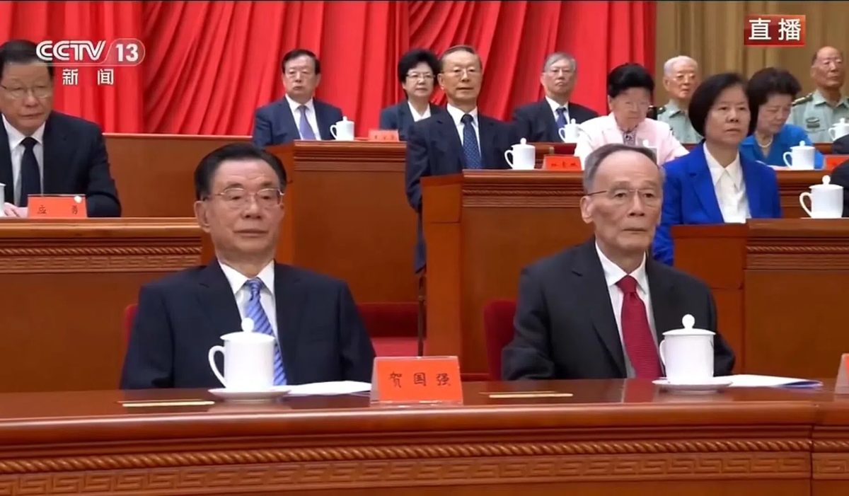 星期一上午，多名中共退休领导人在北京人民大会堂出席纪念江泽民诞辰100周年大会，据央视新闻画面，出席大会的中共元老包括中共中央纪委前书记贺国强（前排左）、中国前国家副主席王岐山（前排右）。（央视直播视频截图）