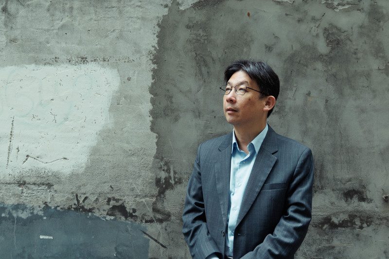 以多国解密文件,重新审视李登辉与他的时代──专访美国胡佛文件馆东亚馆藏部主任林孝庭 1 成長於台灣、在英國受學術訓練、任職史丹佛大學胡佛檔案館的林孝庭,十年來透過解密檔案及扎實史料,以有別於學術論文的生動敘事技巧,寫下台灣戰後歷史研究三部曲。(攝影/鄭宇辰)