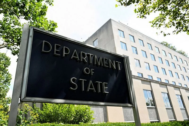 一栋大楼前立着写有“DEPARTMENT OF STATE”字样的牌子