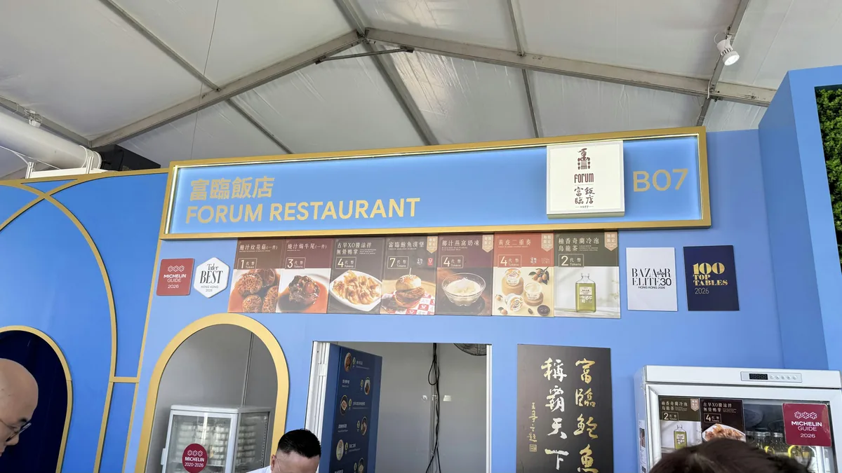 「富臨飯店」帶來鮑魚漢堡。（蘇琬淇攝）