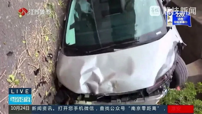小鹏X9撞到报废 车主称气囊全没弹 售后称「撞击力度不够」 1 一輛小鵬X9撞到報廢、安全氣囊卻無一彈出,客服回應讓網民傻眼。(取材自澎湃新聞)
