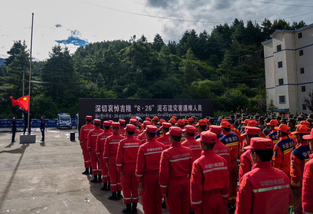 周二，救援人员在西藏吉隆县参加遇难者悼念仪式，照片由中国官方媒体发布。