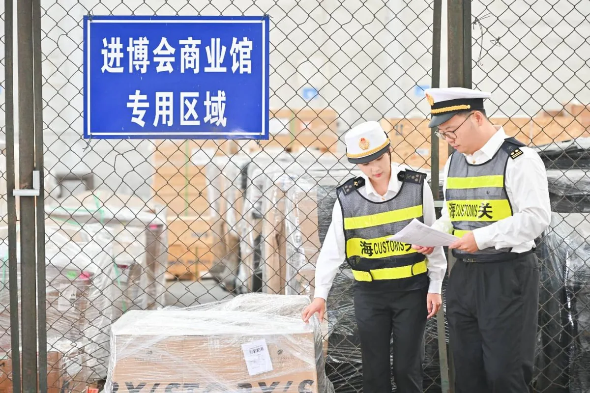 上海浦东国际机场的海关人员10月13日查验空运来参加第九届进博会的展品
