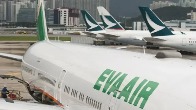 香港机场停机坪上的长荣航空（前）与国泰航空（后）客机（2019年）