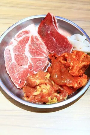 ▲▼豬先生韓式燒肉鍋物吃到飽的環境與餐點。（圖／《UPSSMILE向上的微笑萍子》授權提供）