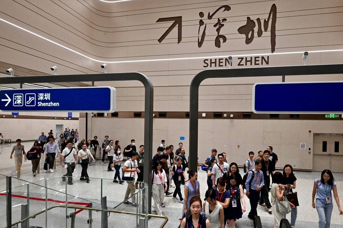 新皇崗口岸開通在即，特區政府8月13日在港方口岸區首次舉行大型演練，動員共約1000名來自超過20個部門的公務員參與，以測試口岸聯檢大樓和公共運輸交匯處的人流及車流整體管理。（政府新聞處）