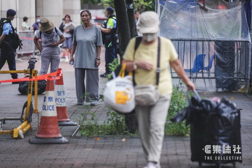 支联会案裁决.庭外|一排队女子被指怀疑衣服有煽动意图 被带上警车押走 9 f0c9398bd794bb65f369106c5070111560c8cefaf937040e53a60a3e0ca1c8c3 article