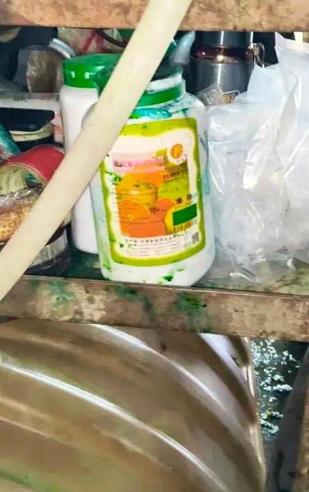 在其中一個現場，張先生發現了一瓶標註為「復配食品添加劑復配著色劑」的產品，顏色顯...